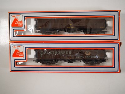 Lot 555 - A mixed group of OO gauge model railway...