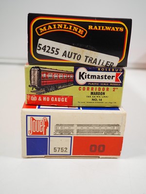 Lot 555 - A mixed group of OO gauge model railway...