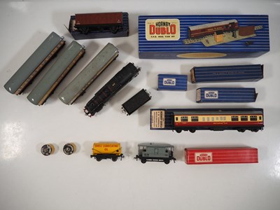 Lot 558 - A group of OO gauge HORNBY DUBLO mostly 3-rail...