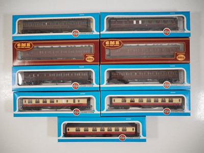 Lot 579 - A group of AIRFIX OO gauge passenger coaches...