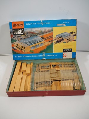 Lot 590 - A HORNBY DUBLO OO gauge No 5083 Terminal or...