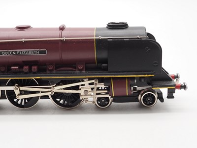 Lot 606 - A WRENN OO gauge W2285 Duchess Class...