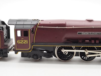 Lot 606 - A WRENN OO gauge W2285 Duchess Class...