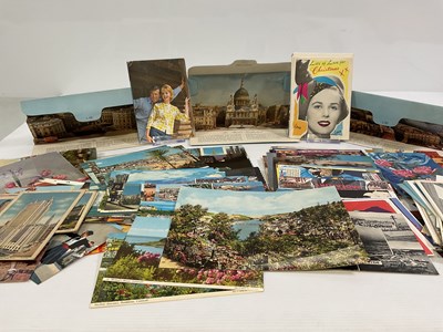 Lot 368 - A large quantity of mixed postcards to include...