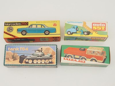 Lot 351 - A group of vintage tinplate and plastic...