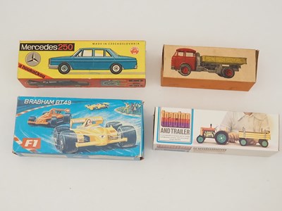 Lot 352 - A group of vintage tinplate and plastic...