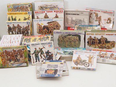 Lot 359 - A group of plastic military kits - mostly...