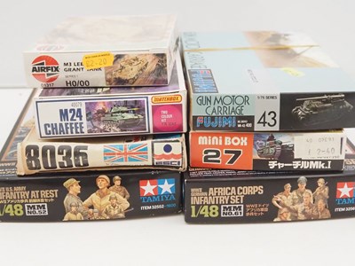 Lot 371 - A quantity of mostly 1:76 scale unbuilt...