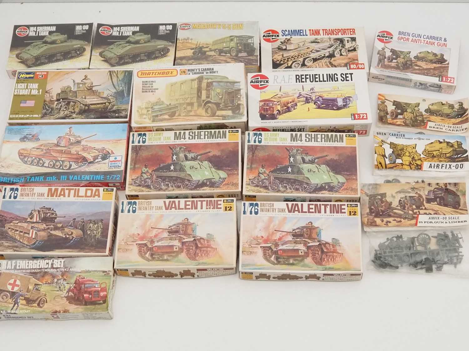 Lot 372 - A quantity of mostly 1:76 scale unbuilt...