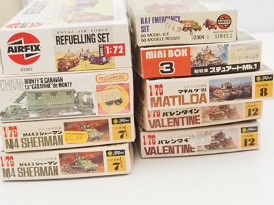 Lot 372 - A quantity of mostly 1:76 scale unbuilt...