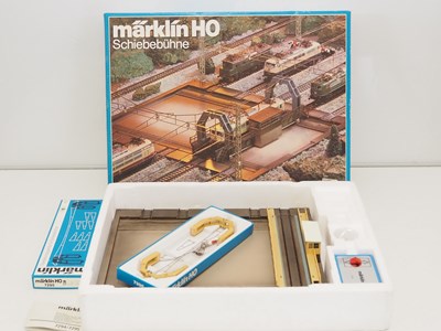 Lot 384 - A MARKLIN HO gauge 7294 electrically operated...