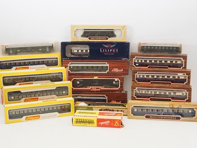 Lot 386 - A collection of European outline HO gauge...