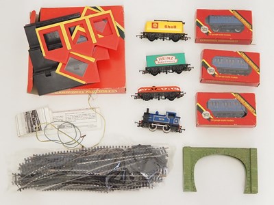 Lot 430 - A small group of OO gauge HORNBY items to...