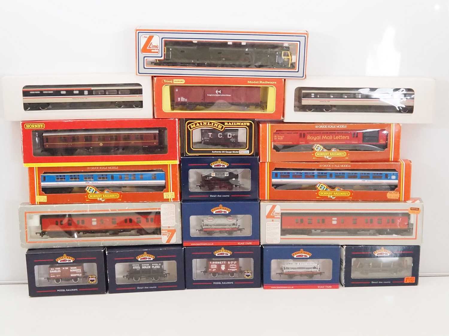 Lot 449 - A mixed group of OO gauge rolling stock by...