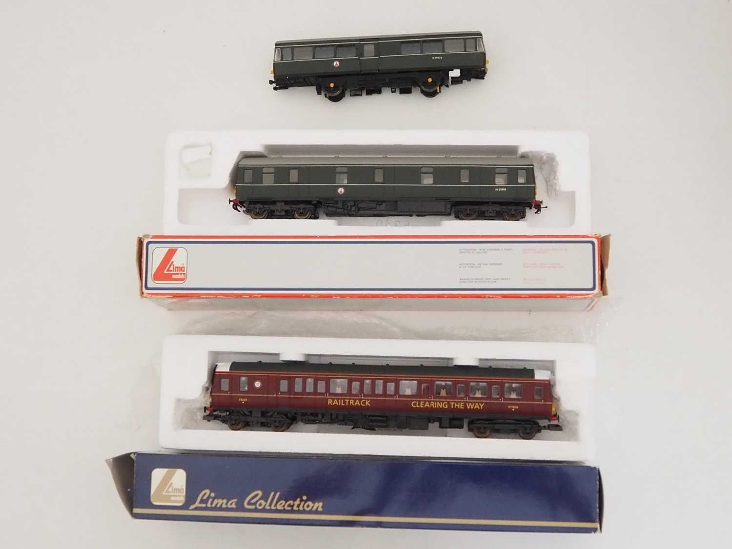 Lot 462 - A group of OO gauge diesel Railcars comprising...