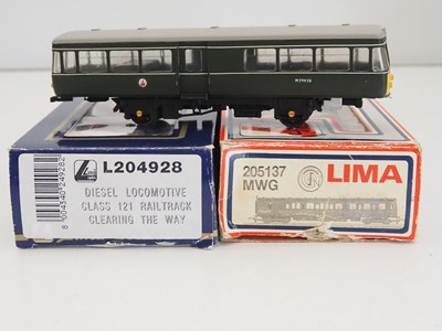 Lot 462 - A group of OO gauge diesel Railcars comprising...