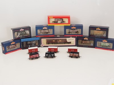 Lot 464 - A group of OO gauge wagons by BACHMANN and...