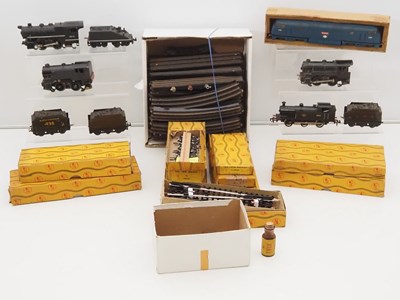 Lot 496 - A tray of OO gauge locomotives, rolling stock...