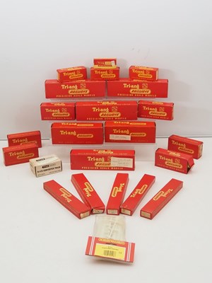 Lot 498 - A large tray of TRIANG OO gauge accessories in...