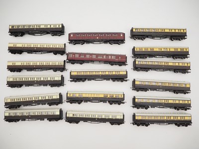 Lot 503 - A group of unboxed OO gauge passenger coaches...