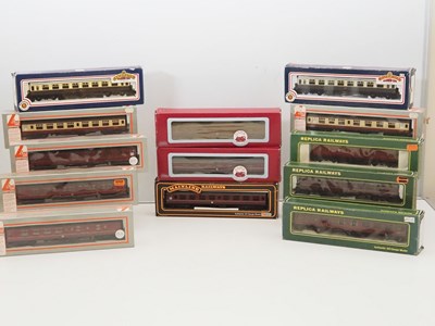 Lot 505 - A tray of OO gauge passenger coaches by...