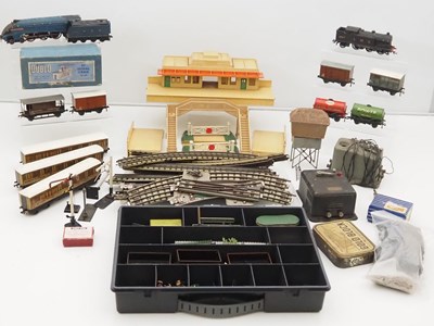 Lot 506 - A large group of OO gauge HORNBY DUBLO to...