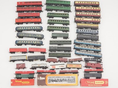 Lot 511 - A large tray of mostly unboxed OO gauge...