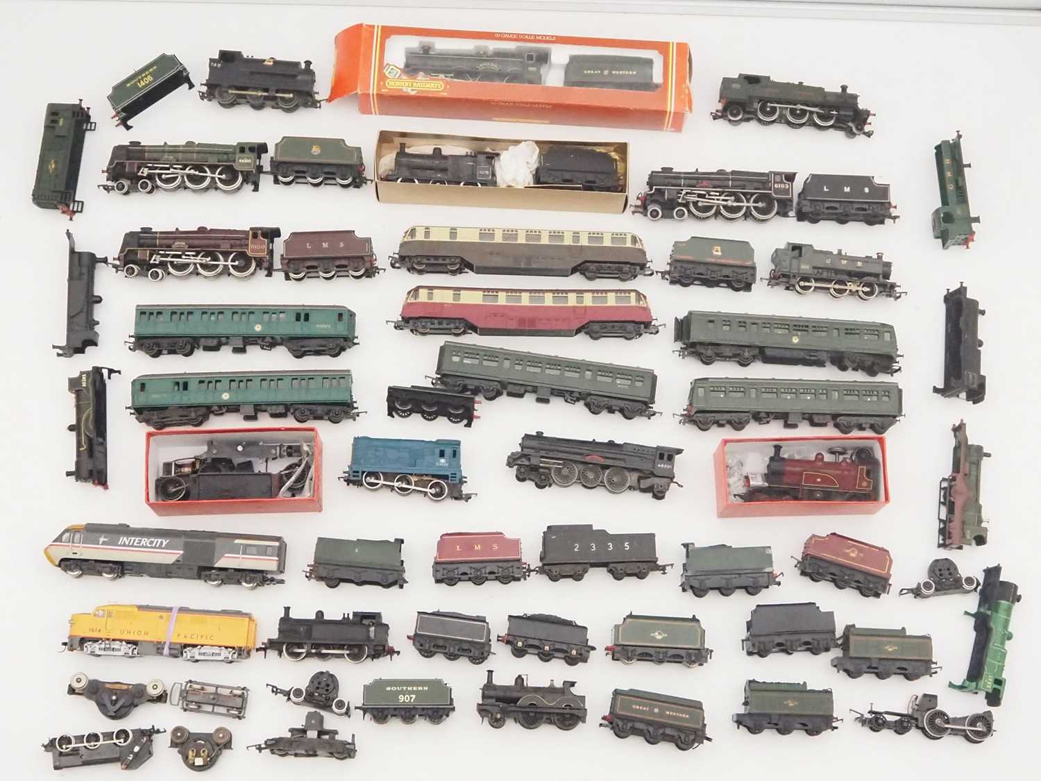 Lot 512 - A large tray of mostly unboxed OO gauge...