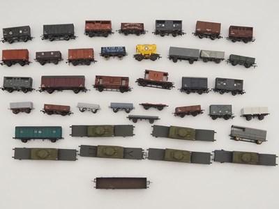 Lot 525 - A tray of OO gauge unboxed kitbuilt wagons by...