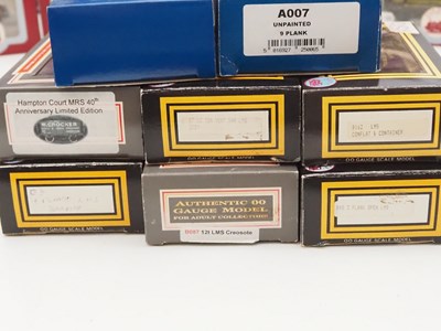 Lot 526 - A large group of DAPOL OO gauge wagons - VG in...