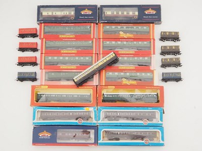 Lot 527 - A group of mostly boxed HORNBY, BACHMANN and...