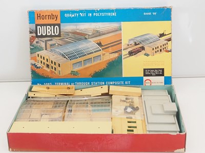 Lot 570 - A HORNBY DUBLO OO gauge 5083 Terminal or...