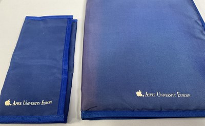 Lot 494 - APPLE COMPUTERS - A group of Apple computer...