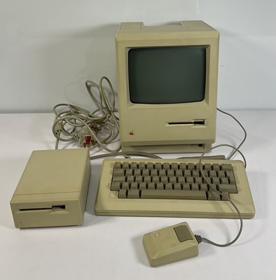 Lot 519 - APPLE COMPUTERS - An Apple Macintosh 512k...