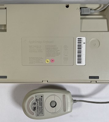 Lot 516 - APPLE COMPUTERS - A 1994 Apple Macintosh...