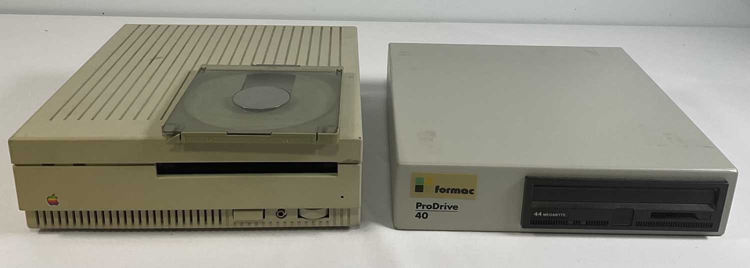 Computer Storage 1988 Lot 507 - APPLE COMPUTERS - A 1988 Apple CD SC