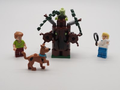 Lot 8 - LEGO 75902 - Scooby-Doo! - The Mystery Machine...