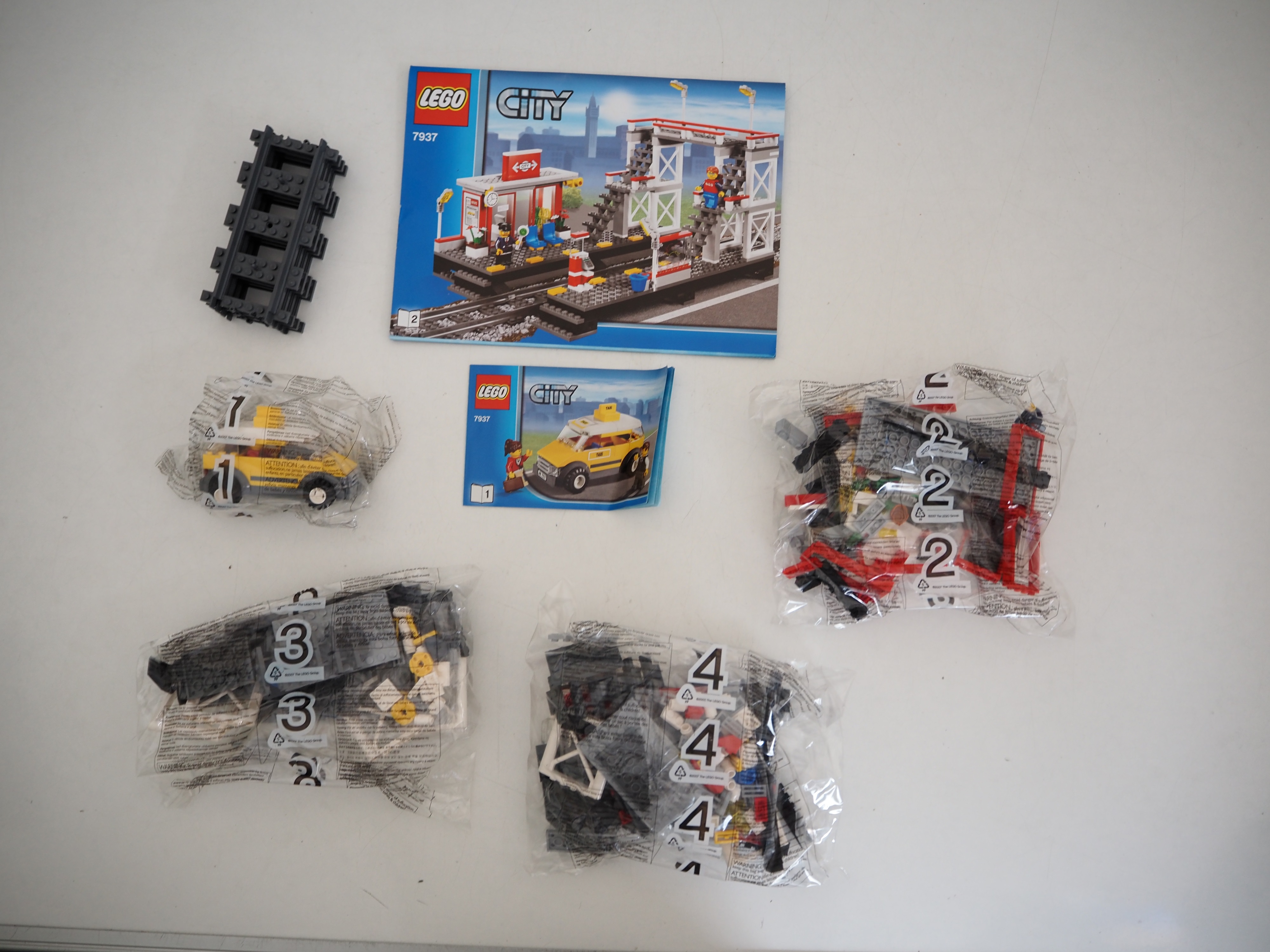 Lot 35 - LEGO CITY 7937 - Train Station - appears