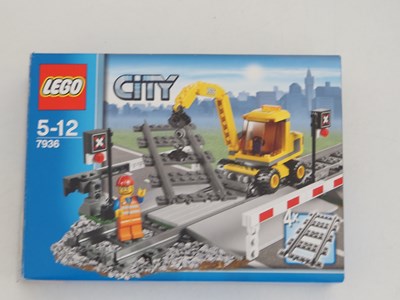 Lot 40 - LEGO CITY 7936 Level Crossing - appears...