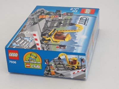 Lot 40 - LEGO CITY 7936 Level Crossing - appears...