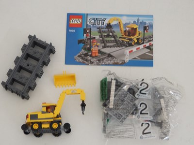 Lot 40 - LEGO CITY 7936 Level Crossing - appears...