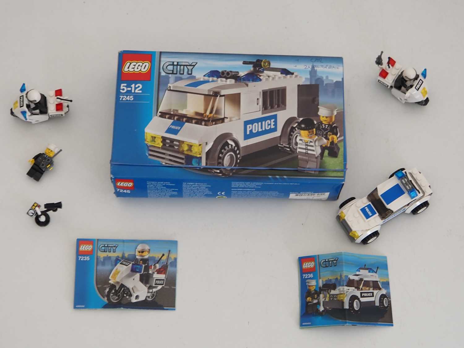 Lot 42 - A group of LEGO CITY 'Police' items comprising...