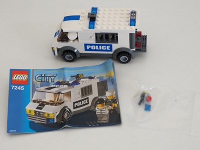 Lot 42 - A group of LEGO CITY 'Police' items comprising...