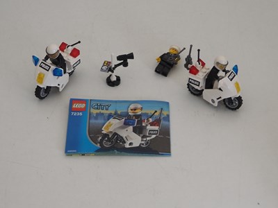 Lot 42 - A group of LEGO CITY 'Police' items comprising...