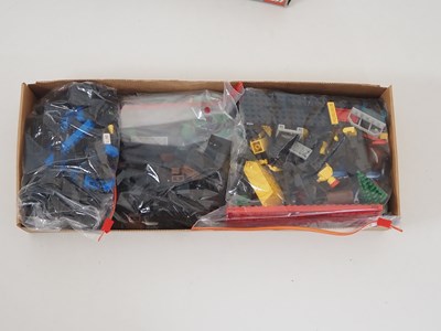 Lot 123 - LEGO SYSTEM 2126 - Train Cars - box open and...