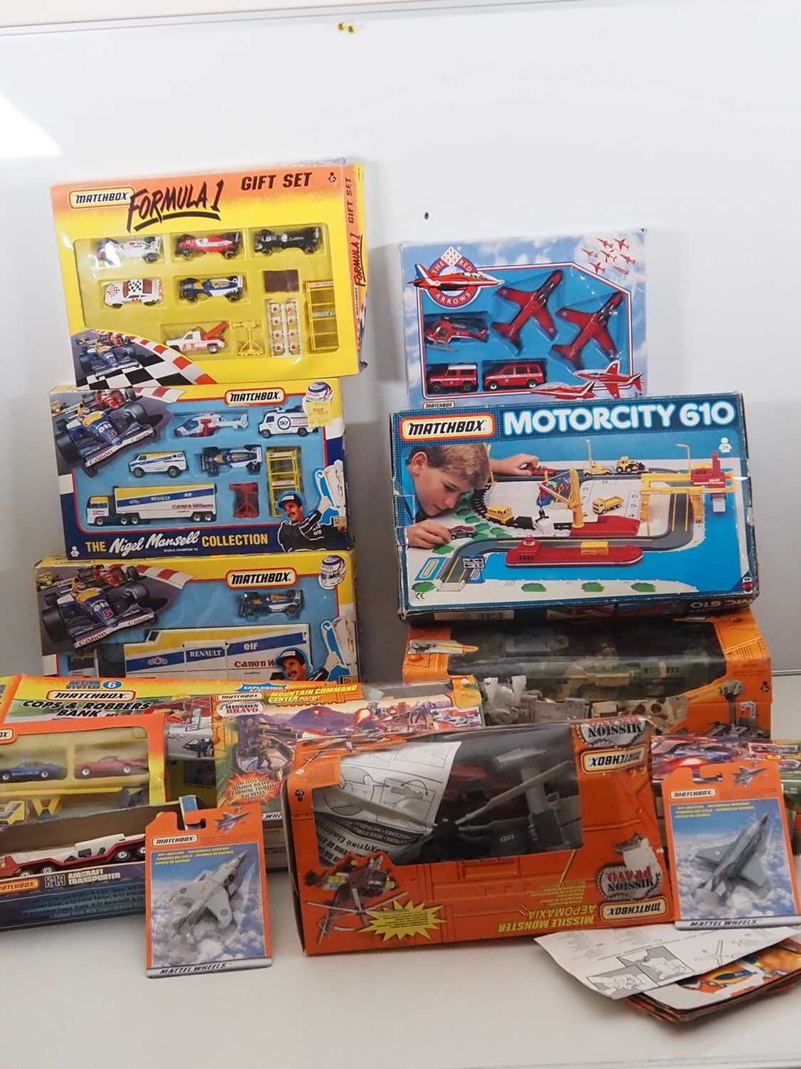 Lot 138 - A large tray of modern MATCHBOX gift sets and...