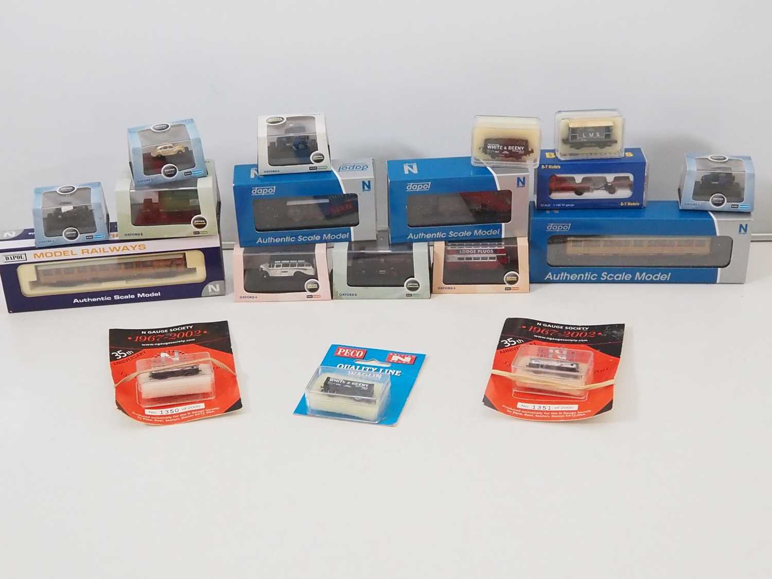 Lot 277 - A group of N gauge rolling stock comprising...