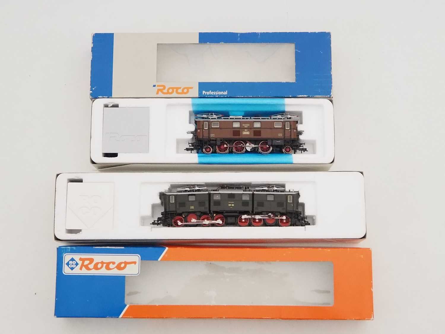 Lot 297 - A pair of ROCO HO gauge German Outline...