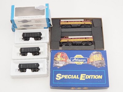 Lot 300 - A group of HO gauge American Outline rolling...