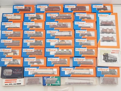 Lot 324 - A large quantity of HO gauge model railway...